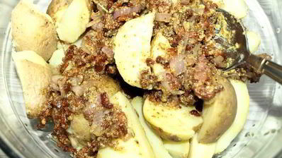 теплый картофельный салат с беконом