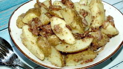 теплый картофельный салат с беконом