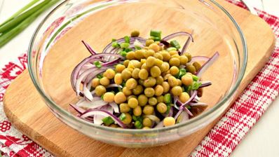 теплый картофельный салат с грибами