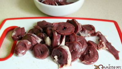 теплый картофельный салат с индюшиными сердечками