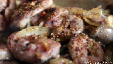 теплый картофельный салат с индюшиными сердечками