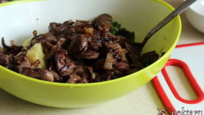 теплый картофельный салат с индюшиными сердечками