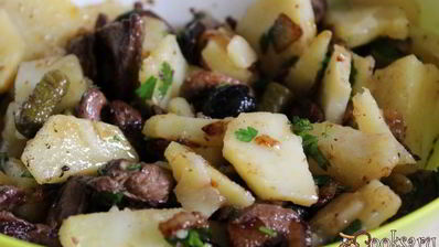 теплый картофельный салат с индюшиными сердечками