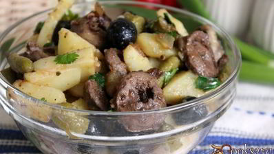 теплый картофельный салат с индюшиными сердечками