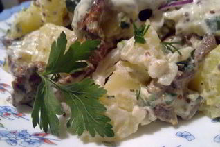 Теплый картофельный салат с лисичками и сметанным соусом