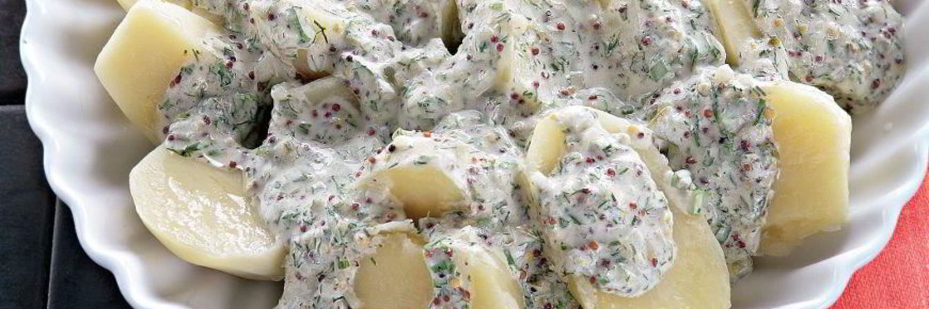 Теплый картофельный салат со сметанным соусом