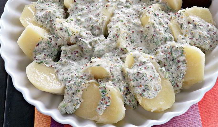 Рецепт теплого картофельного салата со сметанным соусом