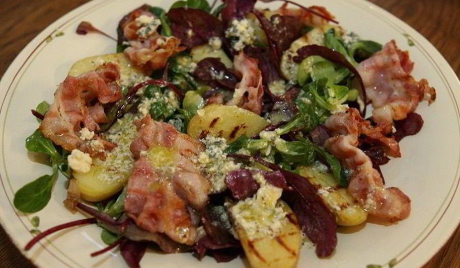 Рецепт теплого салата с картофелем и беконом