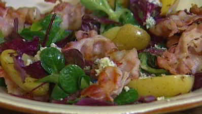 теплый салат с картофелем и беконом