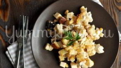 хрустящий салат с курицей, сыром и кукурузой