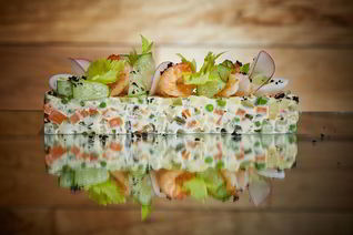 Салат оливье с креветками и зеленым тобико