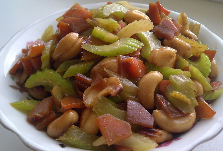 Острый салат из сельдерея с кешью