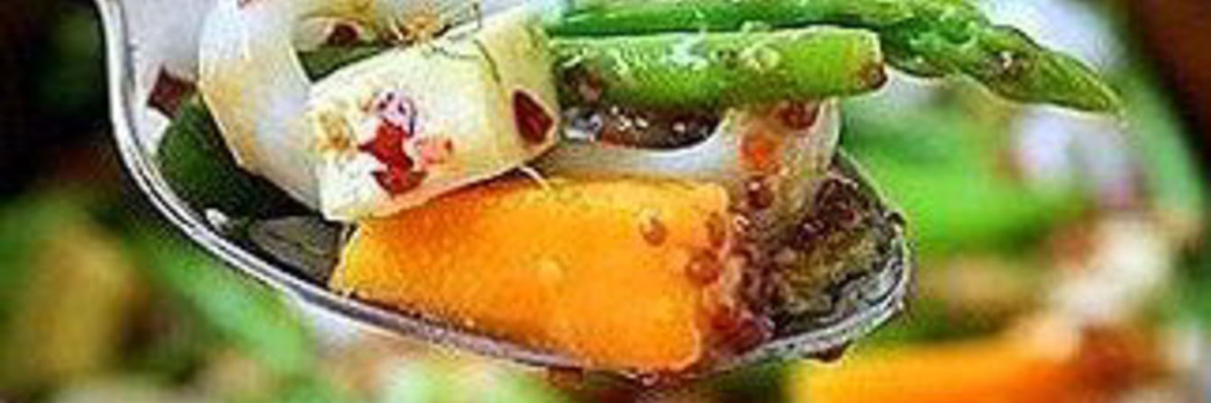 Салат из кальмаров с манго, спаржей и авокадо