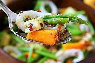 Салат из кальмаров с манго, спаржей и авокадо