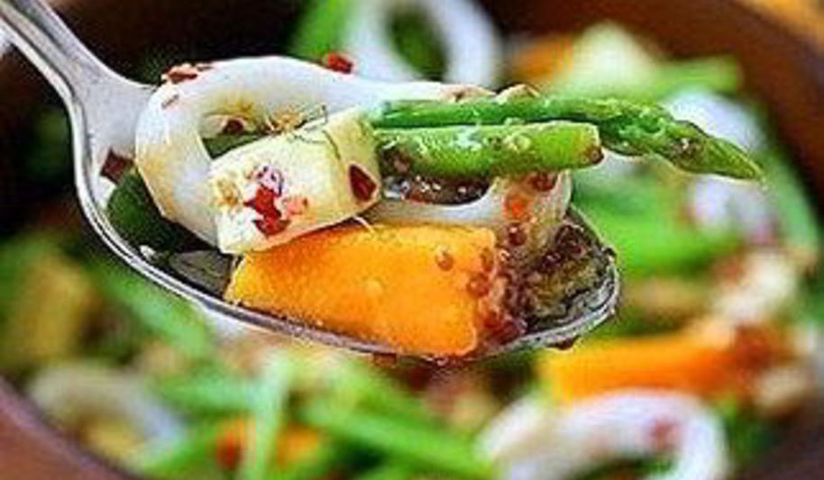 Рецепт салата из кальмаров с манго, спаржей и авокадо