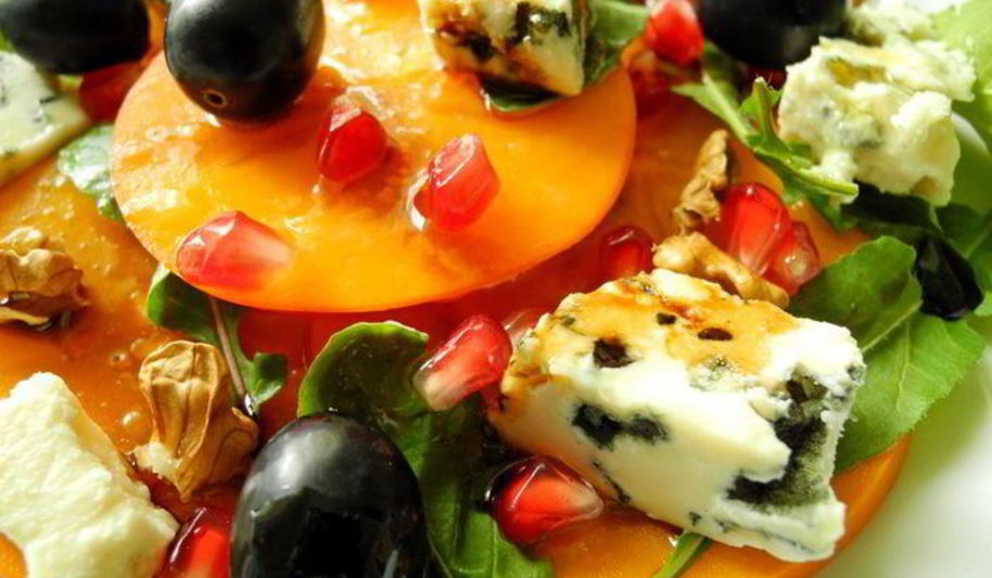 Рецепт салата из хурмы с рокфором