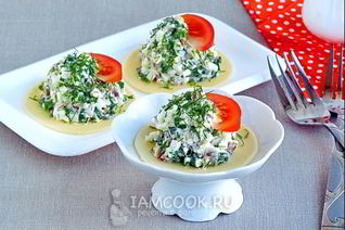 Салат из копченой рыбы на кружочках сыра