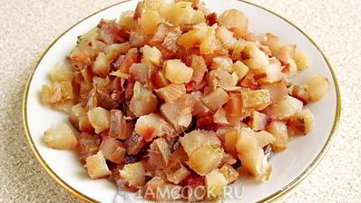 салат из копченой рыбы на кружочках сыра