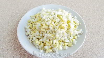 салат из копченой рыбы на кружочках сыра