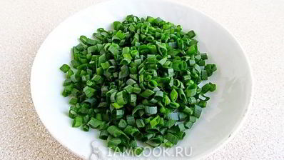 салат из копченой рыбы на кружочках сыра