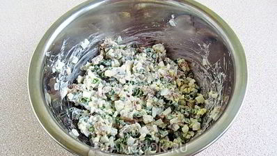 салат из копченой рыбы на кружочках сыра