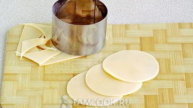 салат из копченой рыбы на кружочках сыра