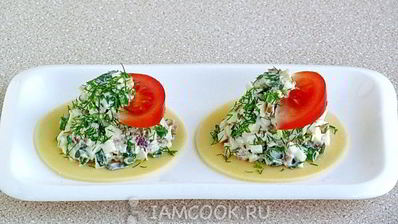 салат из копченой рыбы на кружочках сыра