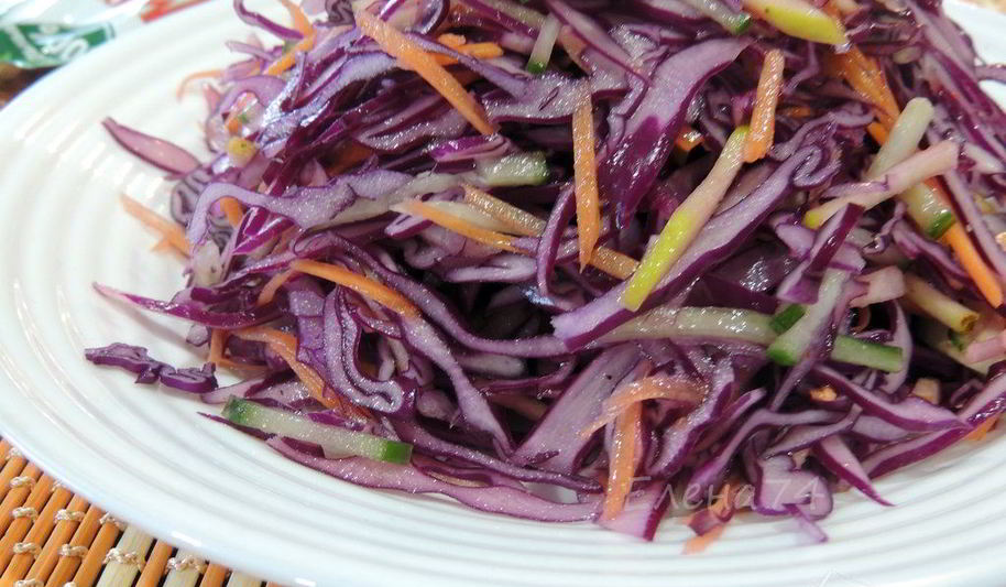 Рецепт салата из красной капусты с пикантной заправкой