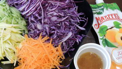 салат из красной капусты с пикантной заправкой