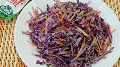 салат из красной капусты с пикантной заправкой