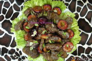 Салат из куриной печени со сливами