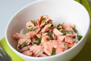 Салат из лосося с петрушкой и каперсами