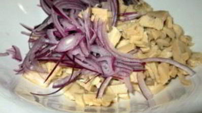 салат из маринованных кальмаров