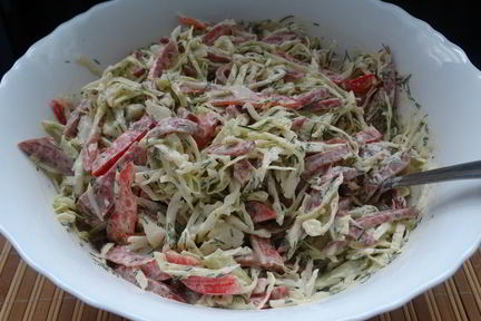 Салат из молодой капусты с колбасой