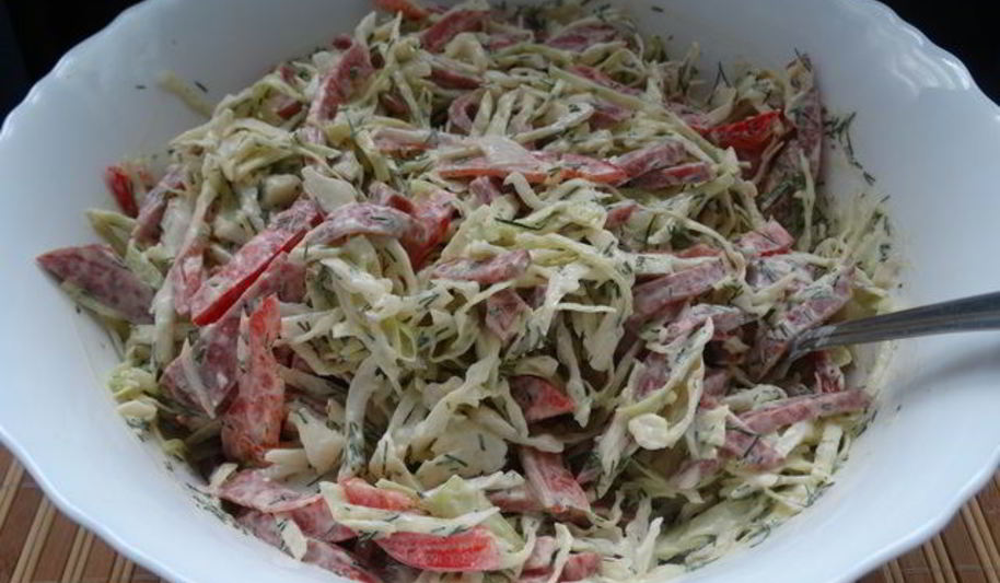 Рецепт салата из молодой капусты с колбасой