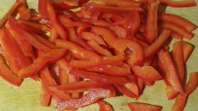 салат из молодой капусты с колбасой