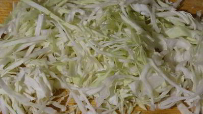 салат из молодой капусты с колбасой