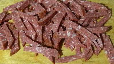 салат из молодой капусты с колбасой