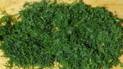 салат из молодой капусты с колбасой