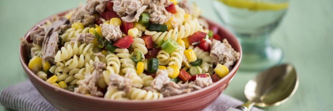 Салат из пасты с тунцом и кукурузой