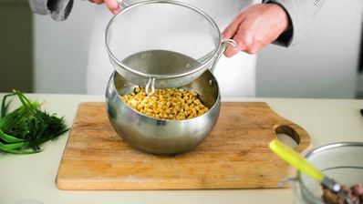 салат из пасты с тунцом и кукурузой