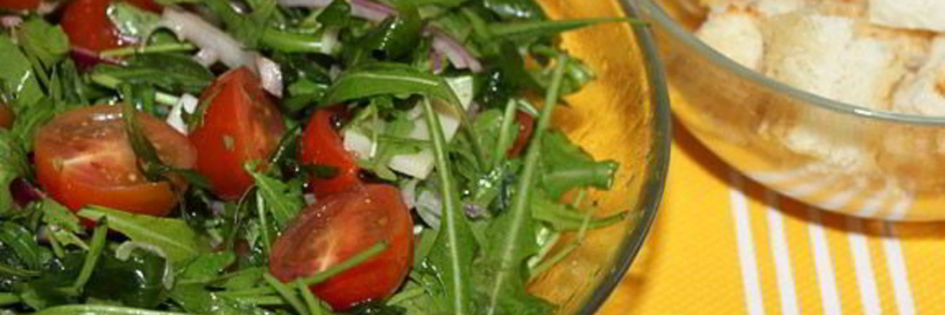 Салат из рукколы с сыром и черри