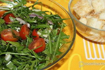 Салат из рукколы с сыром и черри