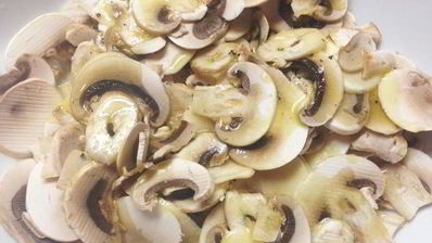 салат из руколы с сырыми шампиньонами