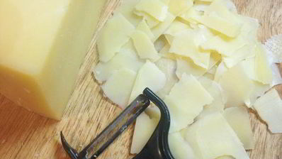 салат из руколы с сырыми шампиньонами