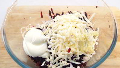 салат из свеклы с чесноком и изюмом