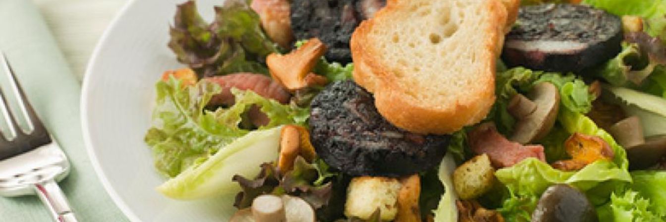 Салат с беконом и грибами