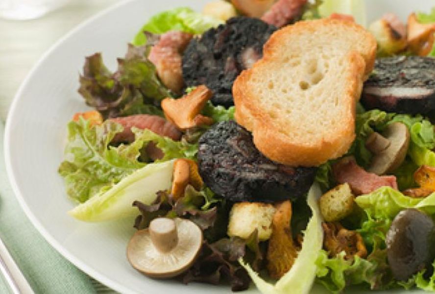 Салат с беконом и грибами