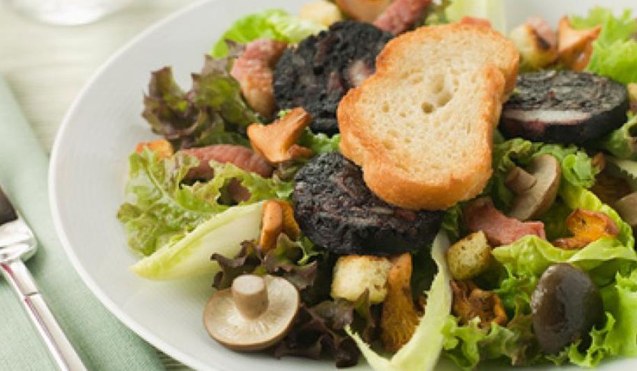 Рецепт салата с беконом и грибами