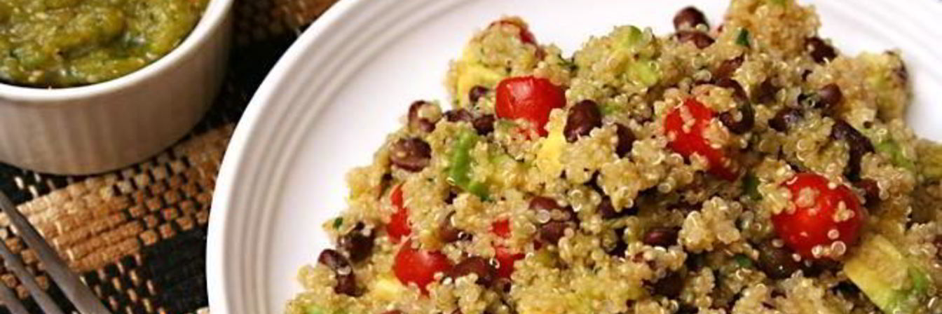 Салат с фасолью, квиноа и томатилло